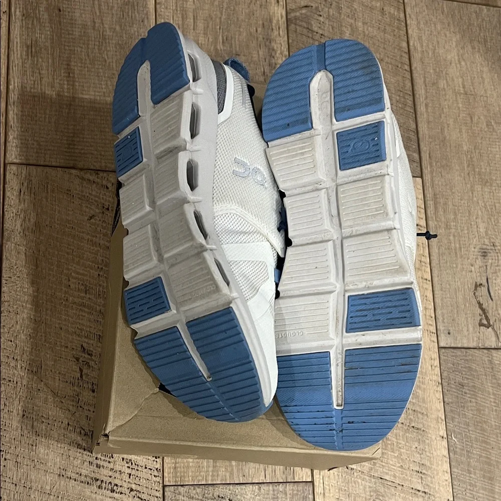 On Cloud Boys Sky size US BOYS 4 (worn twice) - Picture 4 of 7